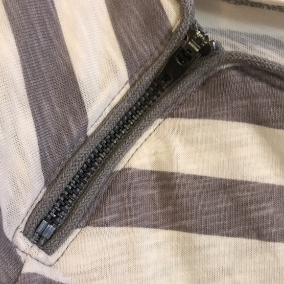 DKNY worn 2x shrank in wash! 💯 cotton fits like a size S beautiful soft fabric - Picture 4 of 7